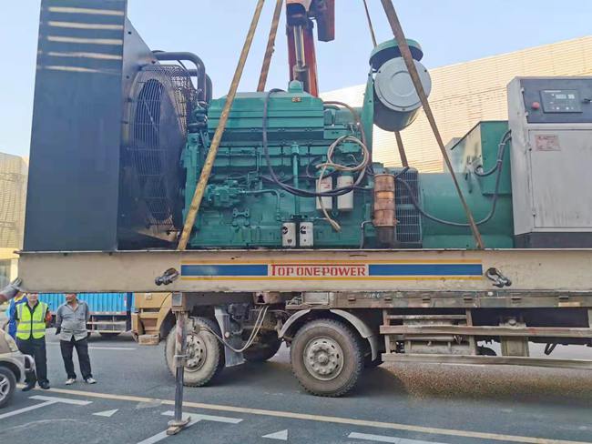 建材城二手發(fā)電機(jī)回收裝車圖