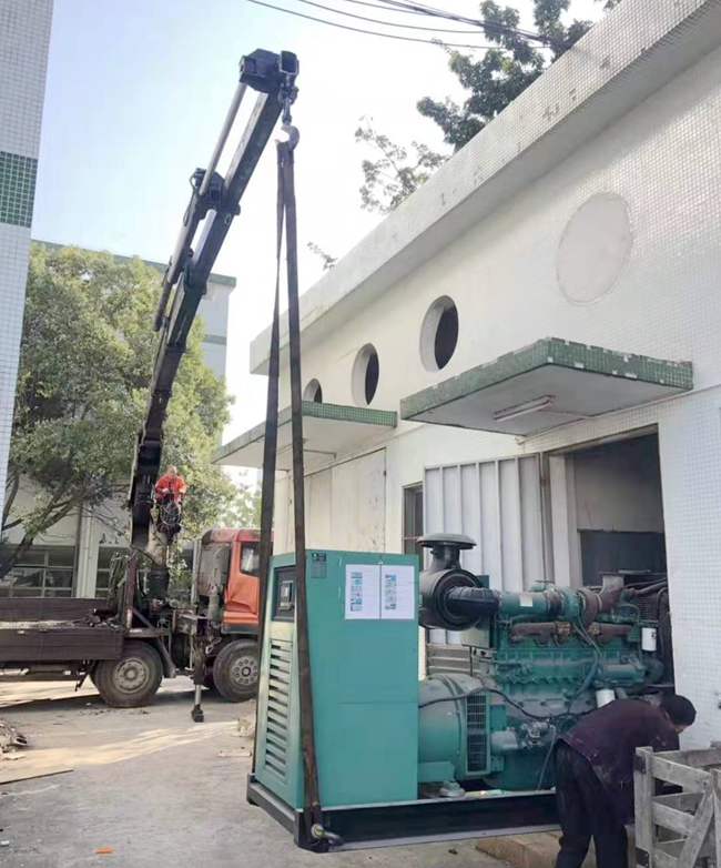 電子廠二手發(fā)電機組收購吊運現場